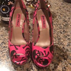 Betsy Johnson skull pumps